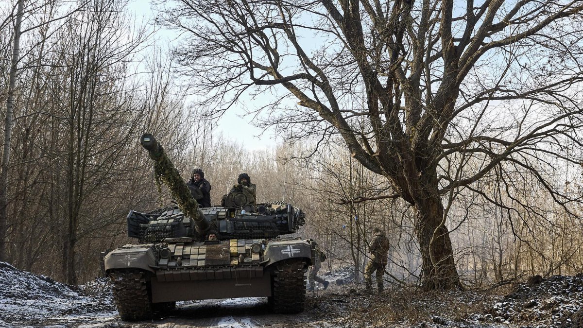 Militares de la 3.ª Brigada de Tanques Separada de las Fuerzas Terrestres de Ucrania operan un tanque cerca de la línea del frente en un lugar no revelado en la región de Kharkiv.