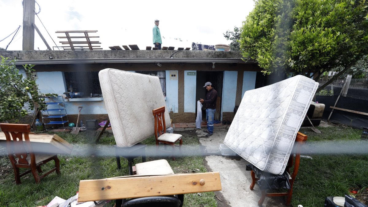 Viviendas. Estos son algunos de los enseres que pudo salvar el vecino tras las inundaciones.