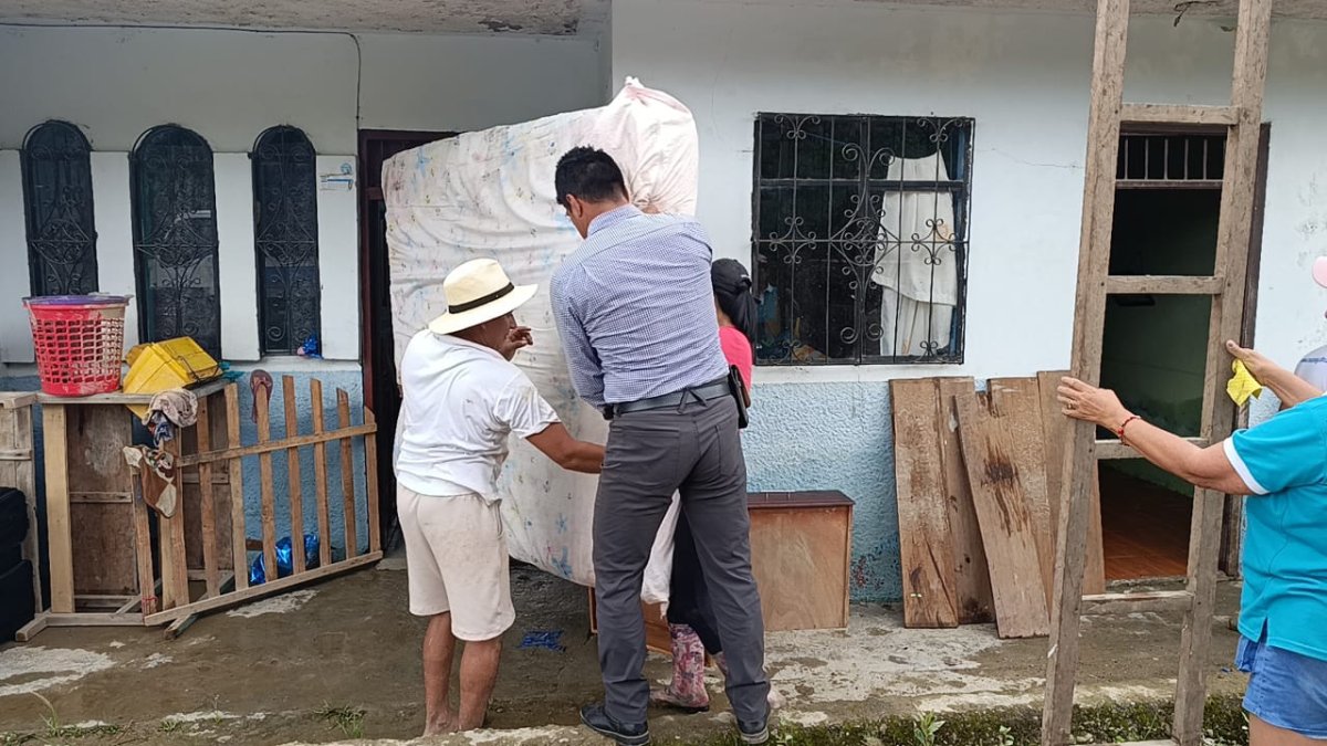 Los residentes tuvieron que sacar sus cosas a la calle.