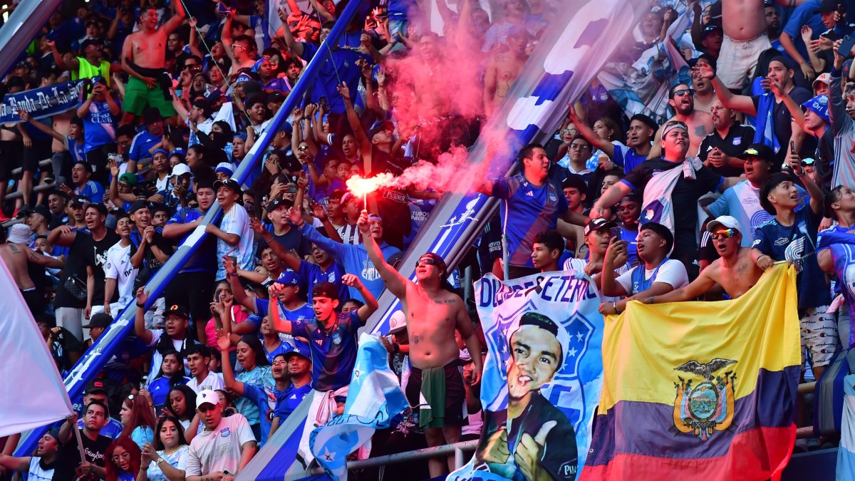 Los hinchas del equipo eléctrico llegaron a poner el color a las gradas del Capwell.