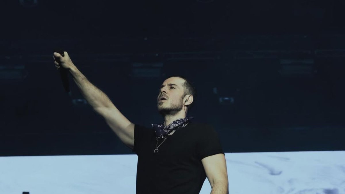 José Madero tiene 44 años.