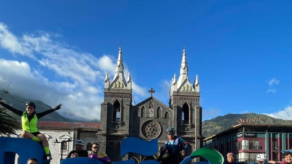 Los aventureros contentos tras su arribo a Baños.