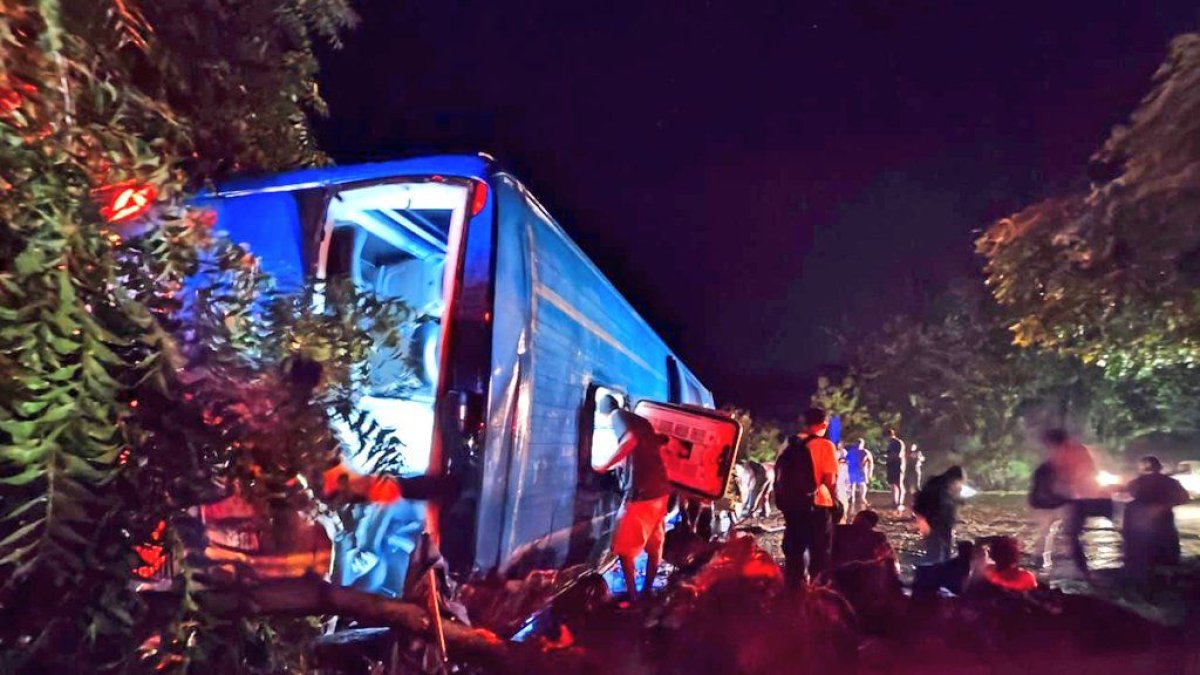 El vehículo quedó volcado sobre la vía.