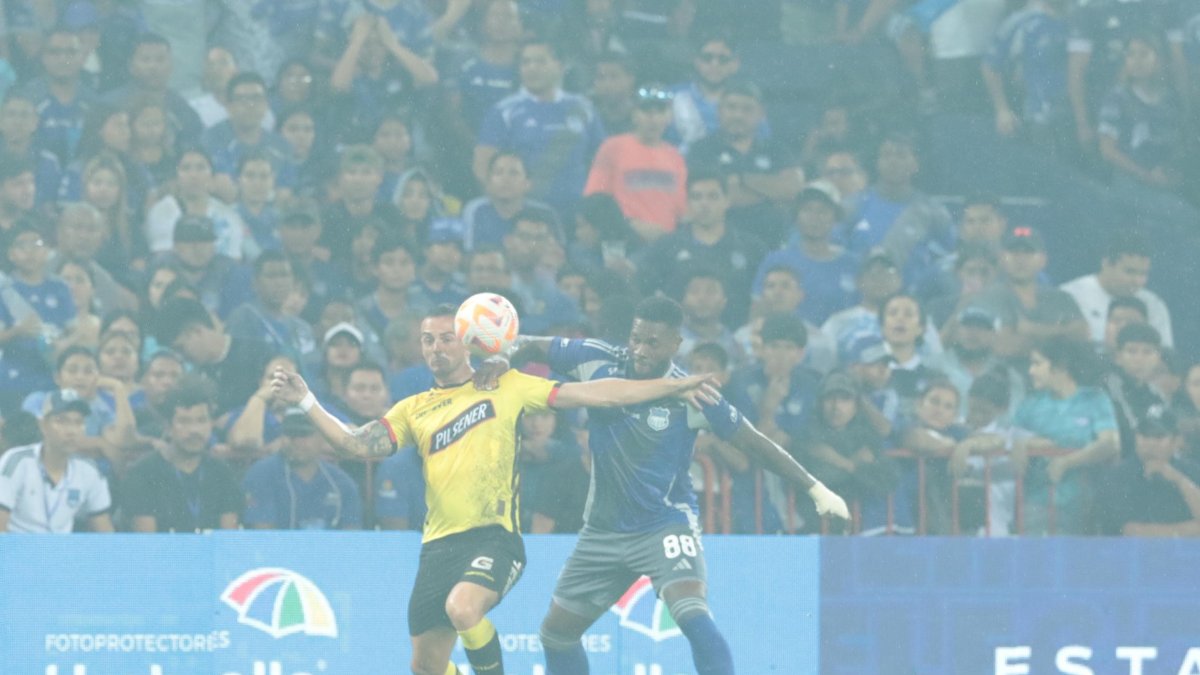 Octavio Rivero (d), autor del tanto de la victoria, en una de las acciones del partido.
