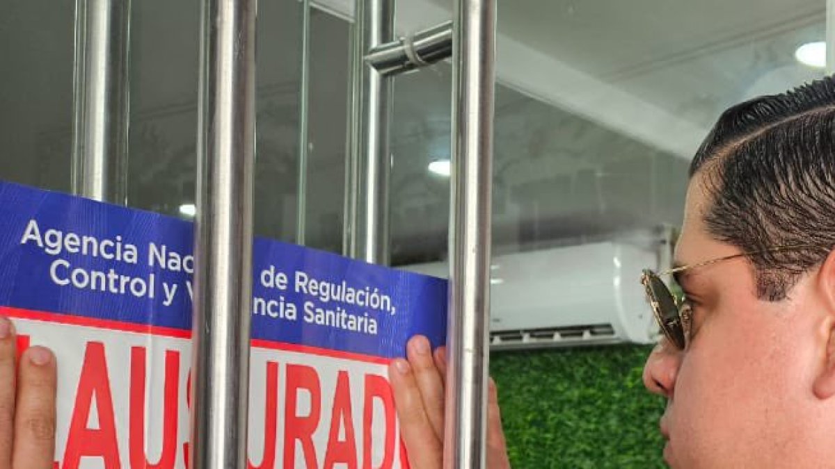 El negocio fue clausurado de forma temporal. Según dijo Arcsa, al momento que llegaron el administrador huyó del establecimiento.