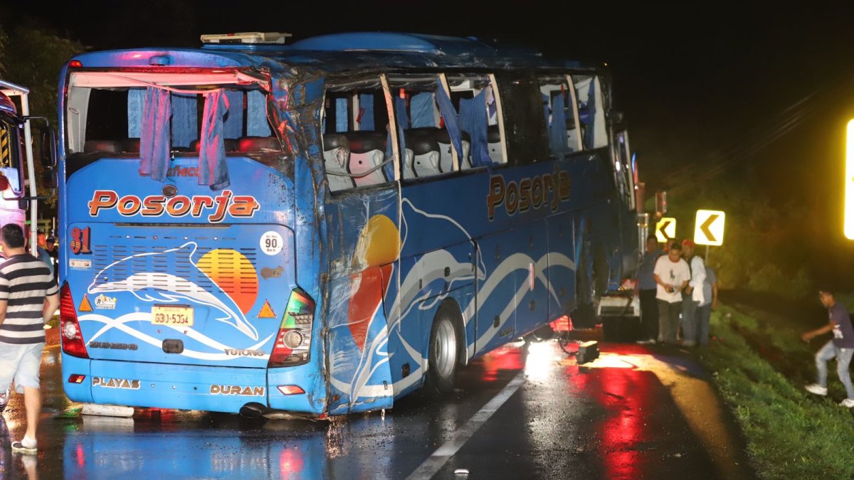 Un bus de la cooperativa Posorja se accidentó en el kilómetro 35 de la vía a la costa.