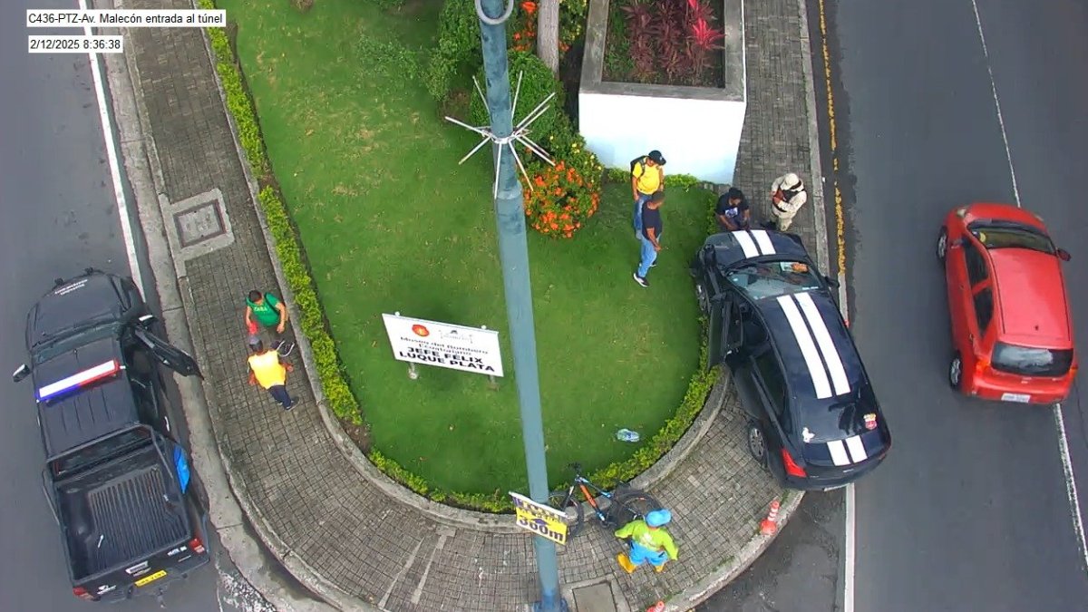 Un accidente de tránsito se registró en la avenida Malecón, en el centro de Guayaquil, la mañana de este miércoles 12.