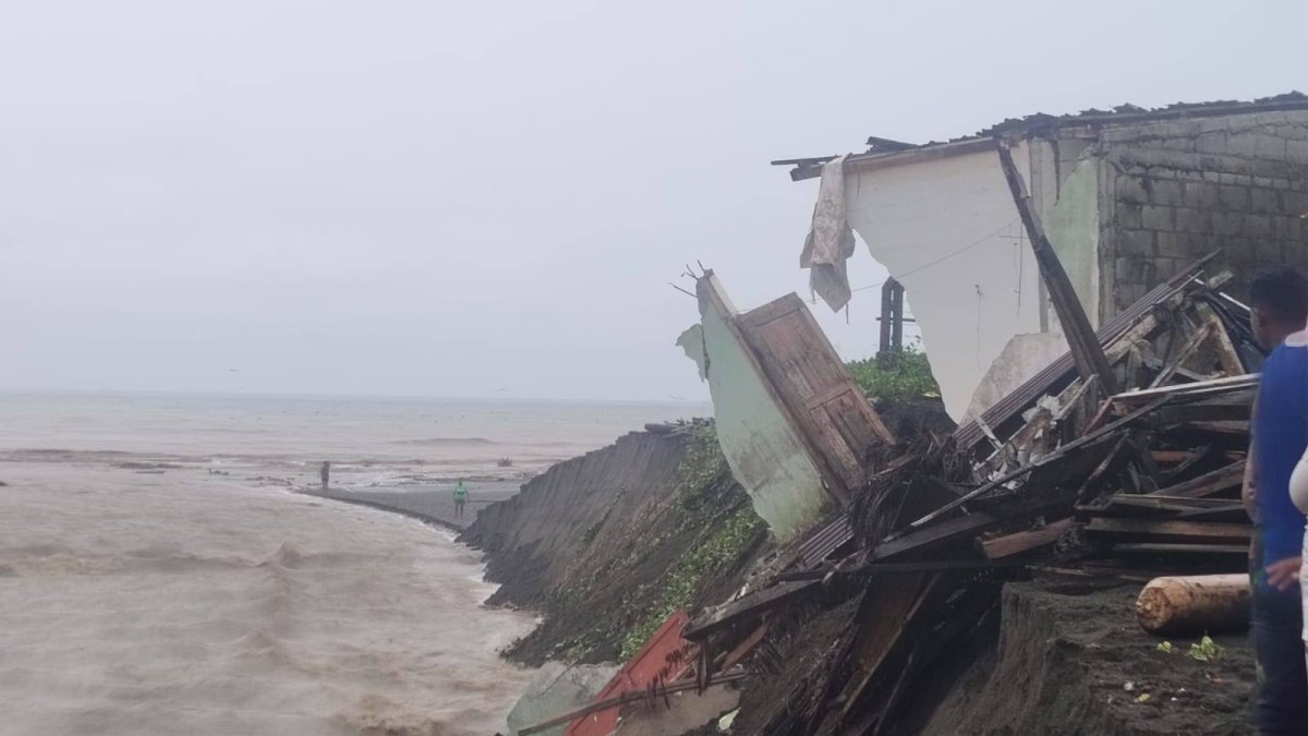 Una de las casas de la comunidad en Muisne resultó afectada por las fuertes lluvias.