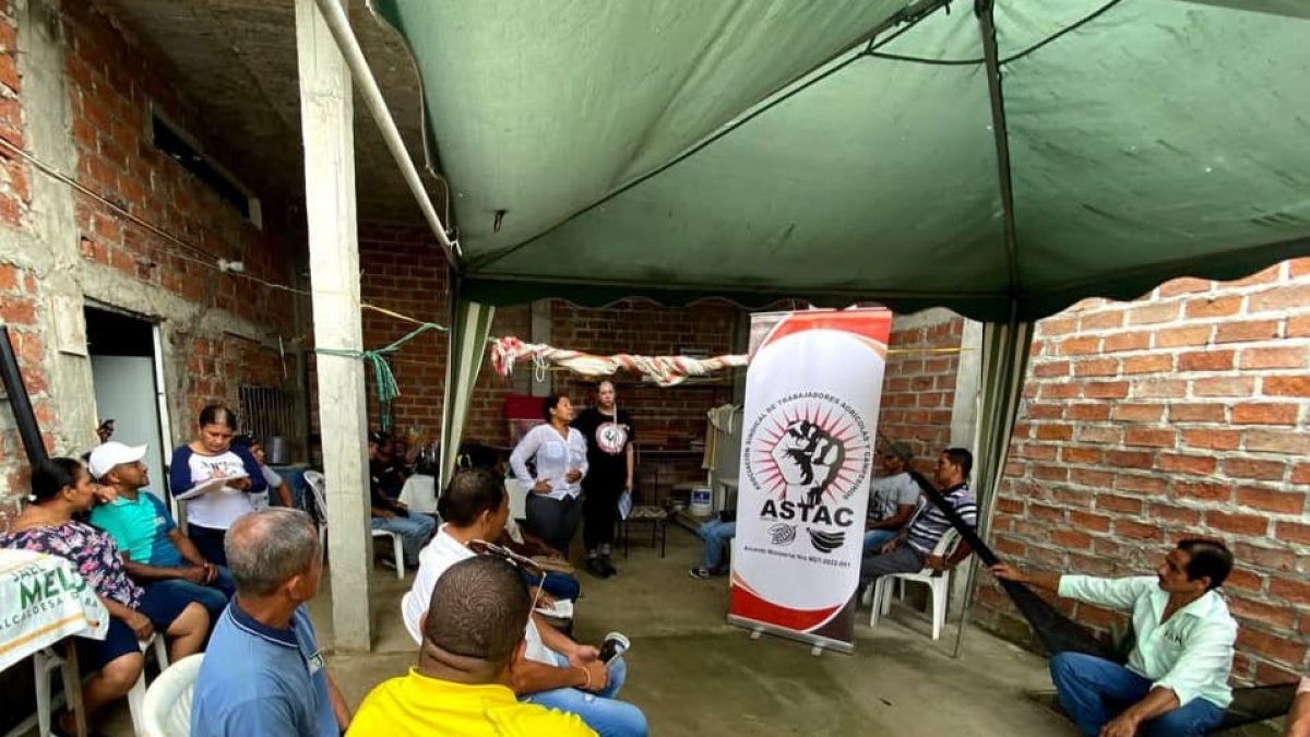 La Asociación de Trabajadores Agrícolas Bananeros y Campesinos (ASTAC), en una reunión.