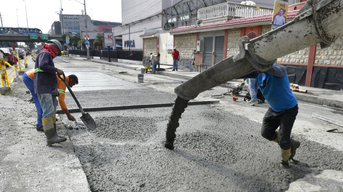 Los trabajos se realizan en la vía cerca al Mall del Sur