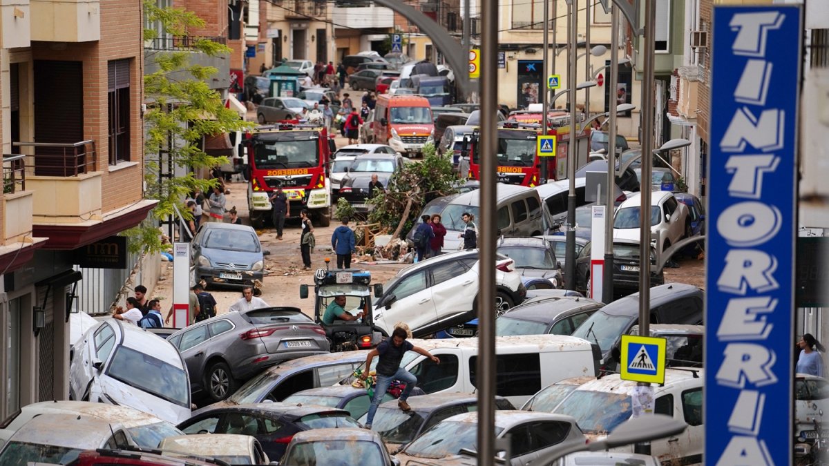 Una imagen tomada el 31 de octubre de 2024 muestra automóviles amontonados luego de las inundaciones mortales en Sedavi, al sur de Valencia, este de España.