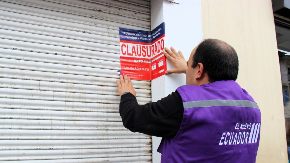 En el restaurante había plagas y los alimentos no estaban almacenados adecuadamente.