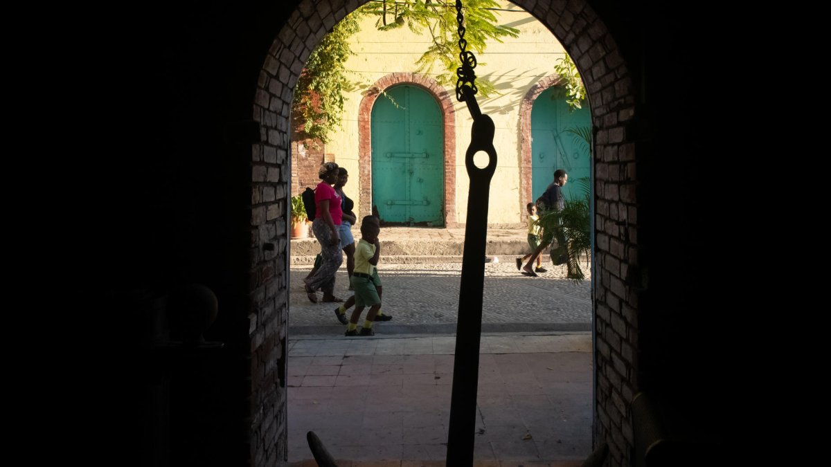 Personas caminan por una calle este martes, en el centro de la ciudad de Jacmel (Haití).