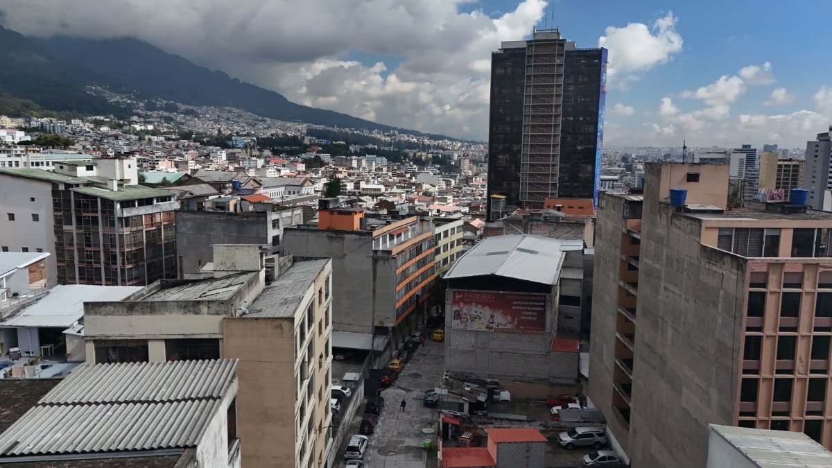 Los edificios se levantaron en los años sesenta. En la mayoría de ellos hay oficinas.