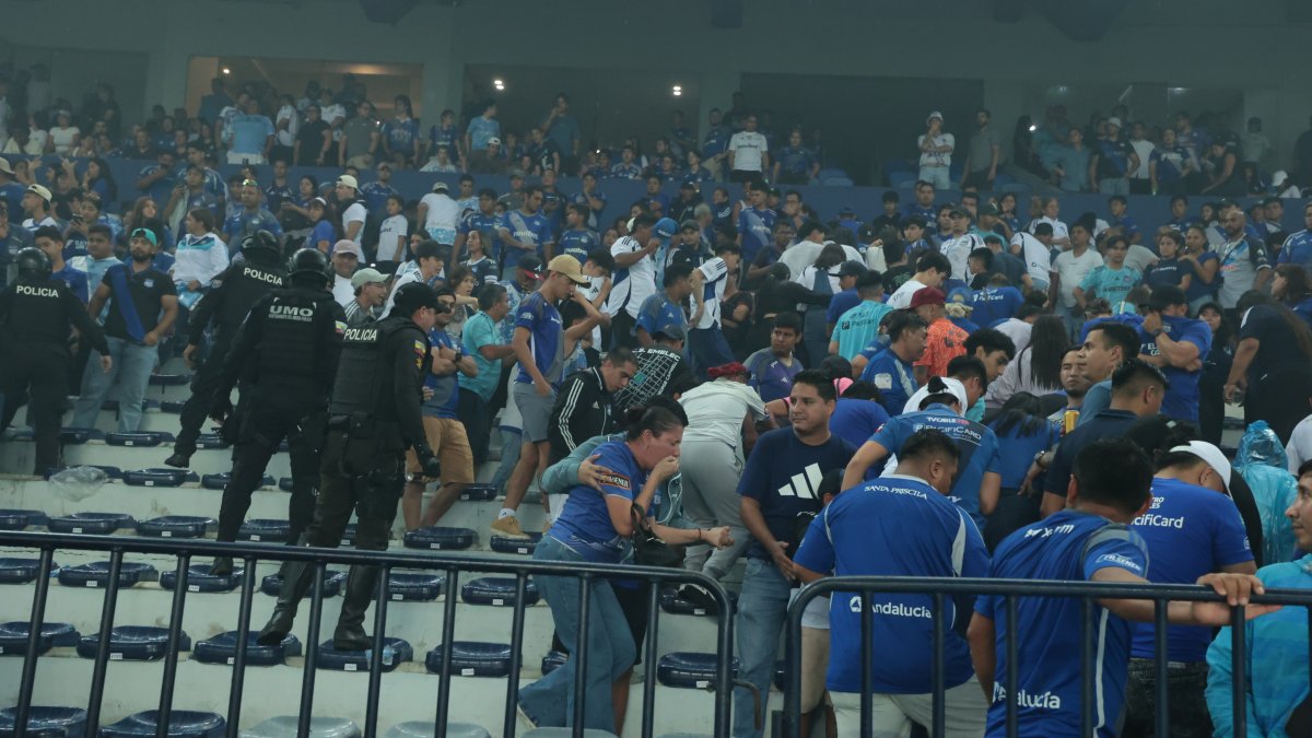 Policía del Ecuador retira a hinchas de Emelec por episodios de violencias durante el Clásico del Astillero amistoso del martes 11 de febrero de 2025.