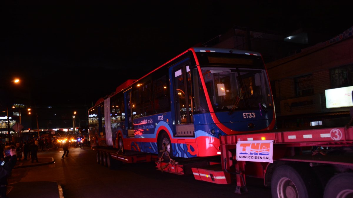 Cinco unidades de trolebuses 100% eléctricos llegaron la noche de este miércoles a Quito