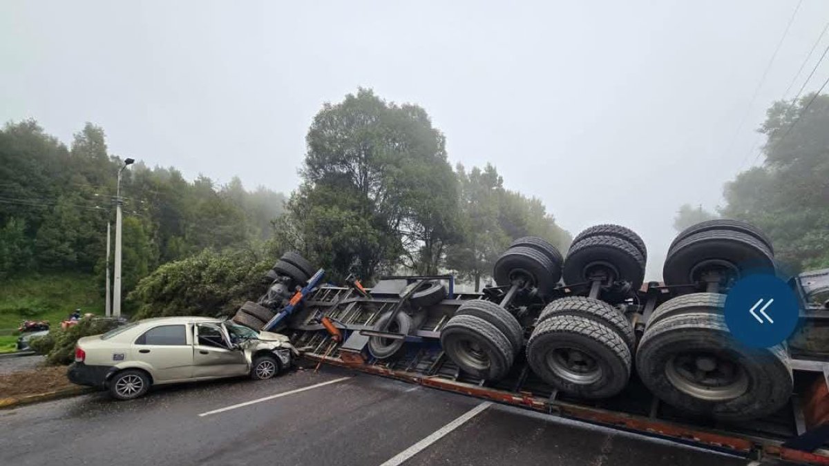 Un auto pequeño se impactó contra el tráiler que estaba en la vía.