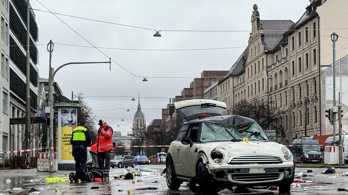 Se ve un automóvil dañado en el lugar después de que un vehículo se estrellara contra una manifestación de Ver.di en Múnich, Alemania, el 13 de febrero de 2025.