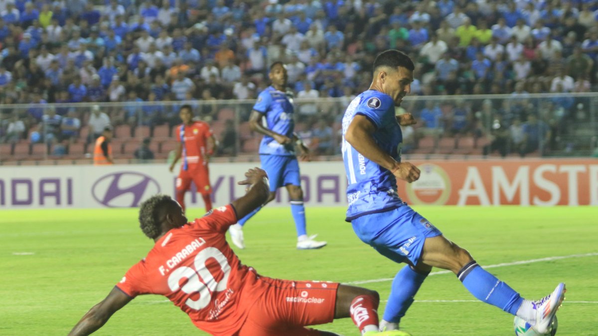 El Nacional recibe a Blooming en el estadio Olímpico Atahualpa.
