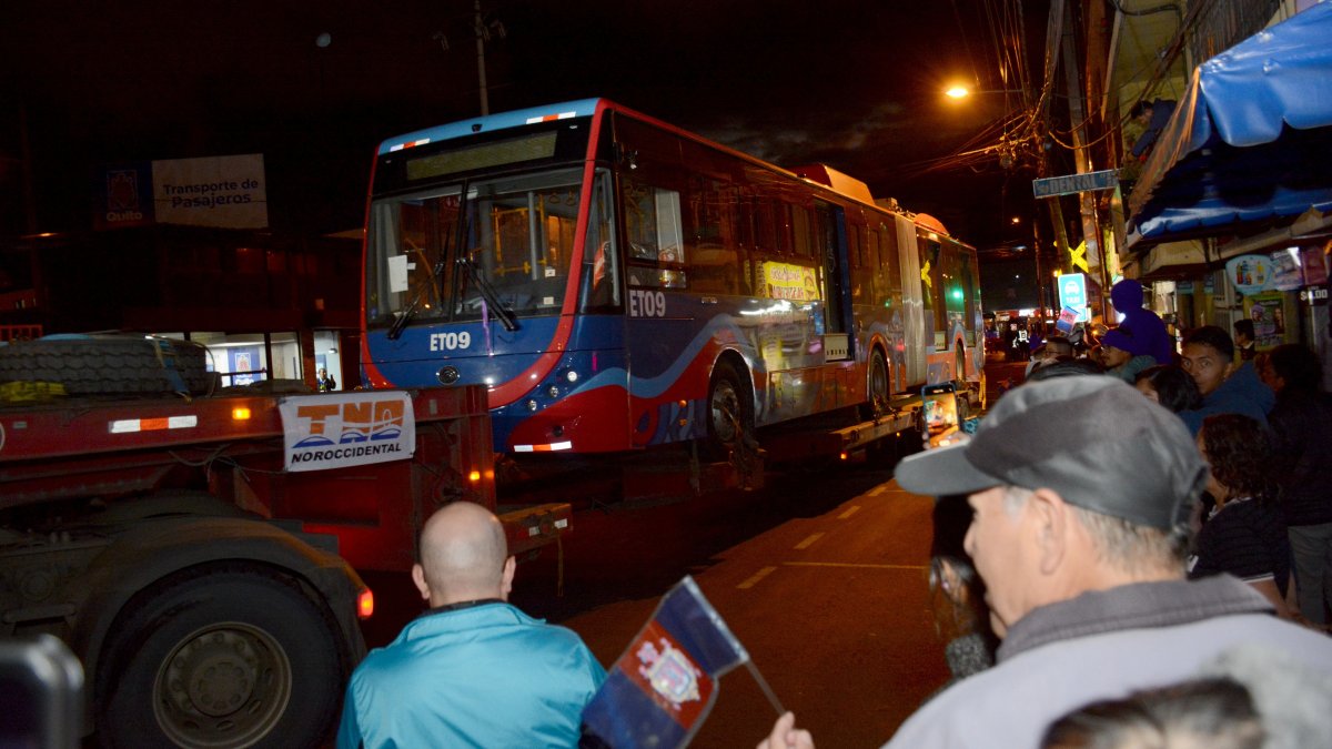 Los trolebuses fueron descargados de las plataformas en la estación de El Recreo.