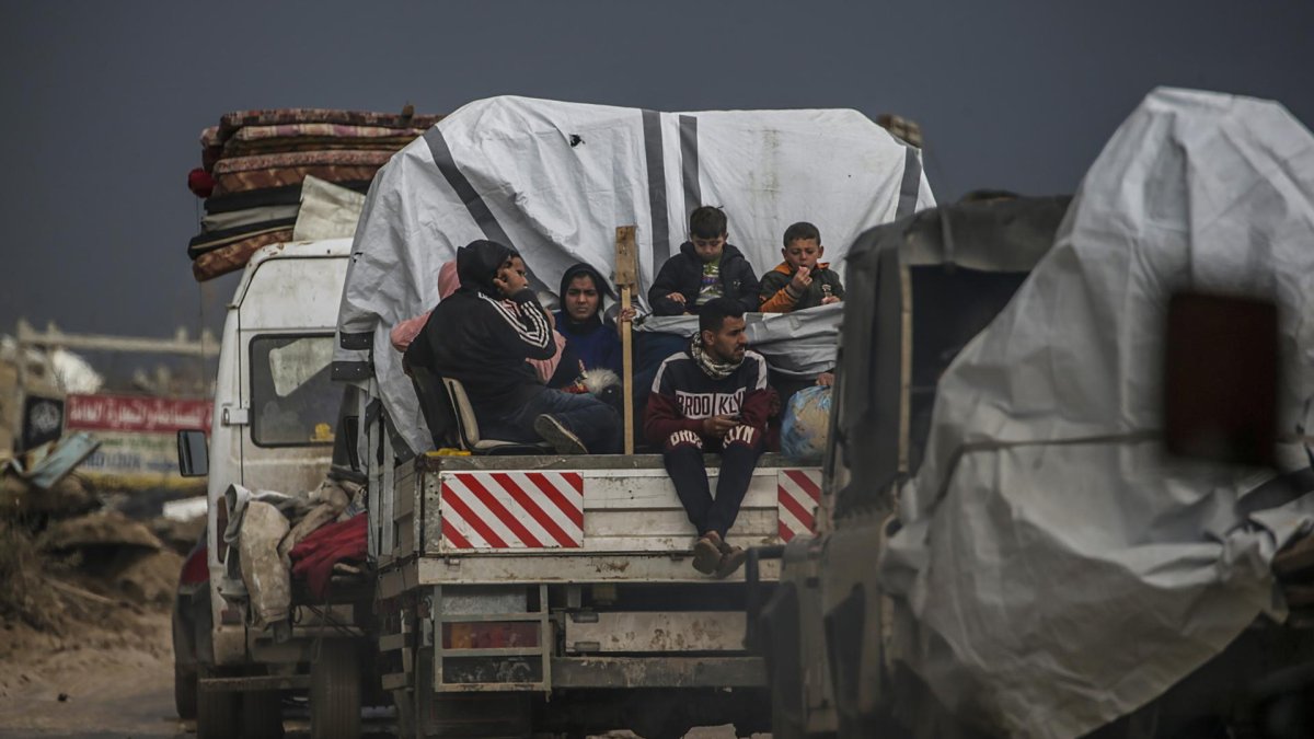 Los palestinos viajan desde el sur de la Franja de Gaza hacia el norte tras la retirada de las tropas israelíes del Corredor de Netzarim, en el centro de la Franja de Gaza, el 12 de febrero de 2025.