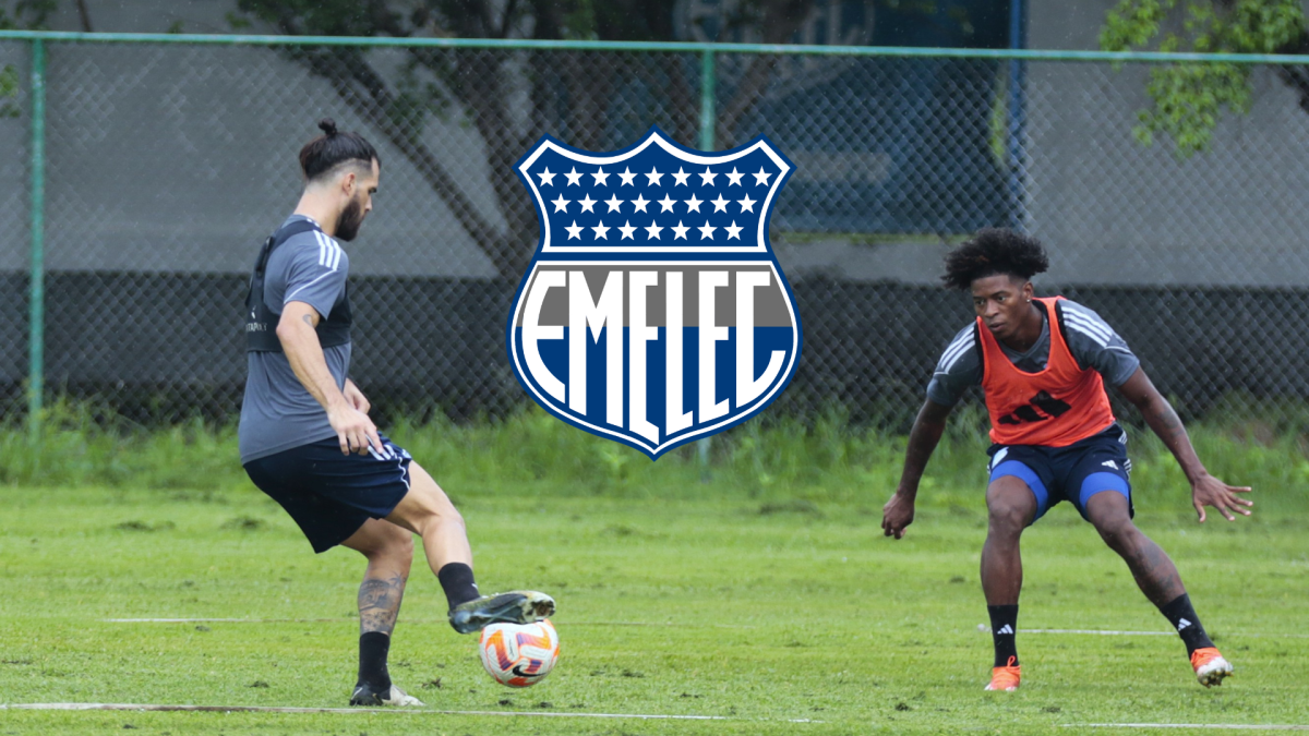 El delantero Facundo Castelli (i) intenta evadir la marca del lateral Jackson Rodríguez en una práctica del Bombillo.