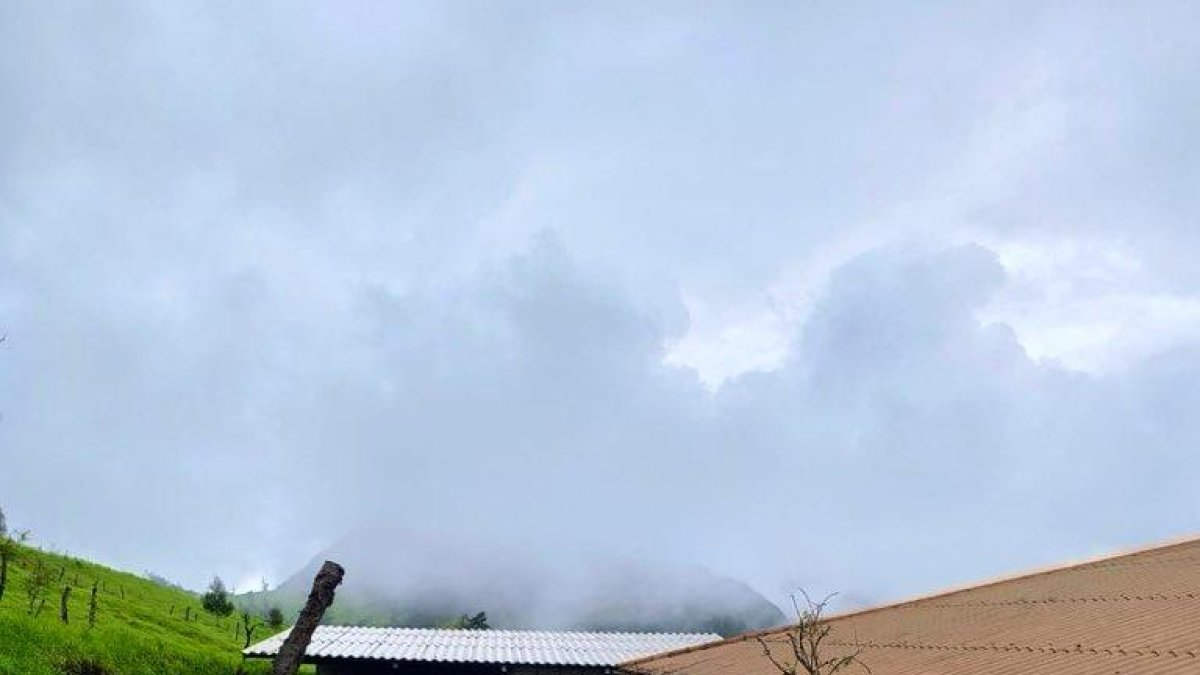 Una escuela fue afectada por el derrumbe de material lodoso en el cantón Girón.