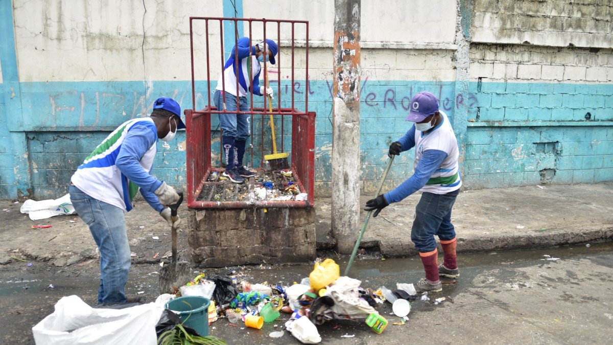 El personal de Urvaseo realizó la limpieza de las calles