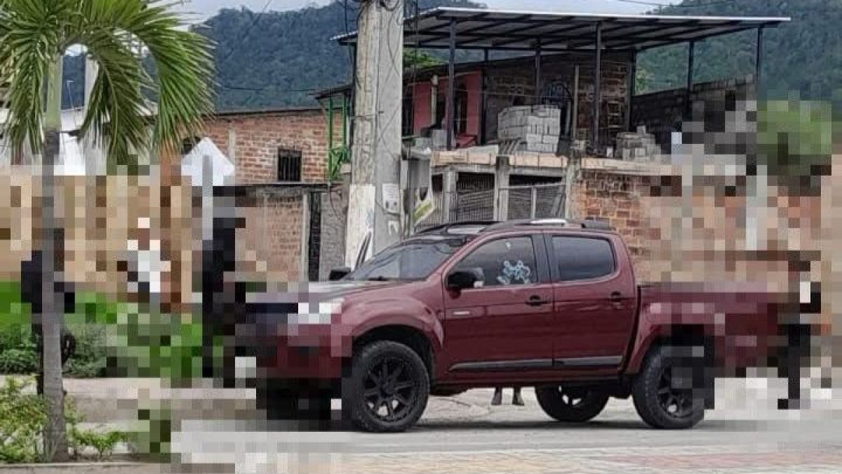 El vehículo quedó varado en la vía lleno de impactos de bala.