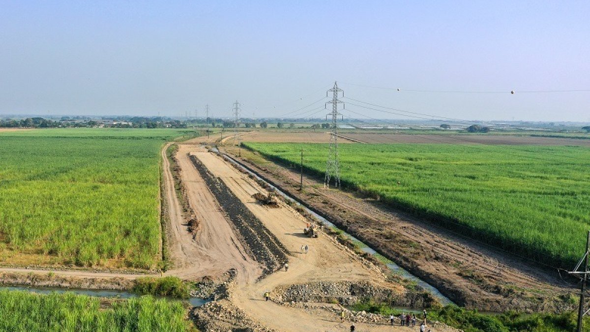 La carretera pasa por terrenos ocupados por una camaronera.