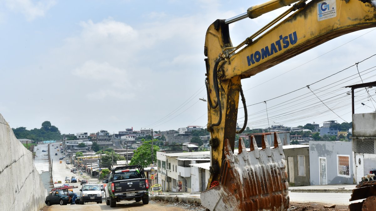 Vías. La avenida se encuentra parcialmente cerrada y con una maquinaria pesada en media calle.