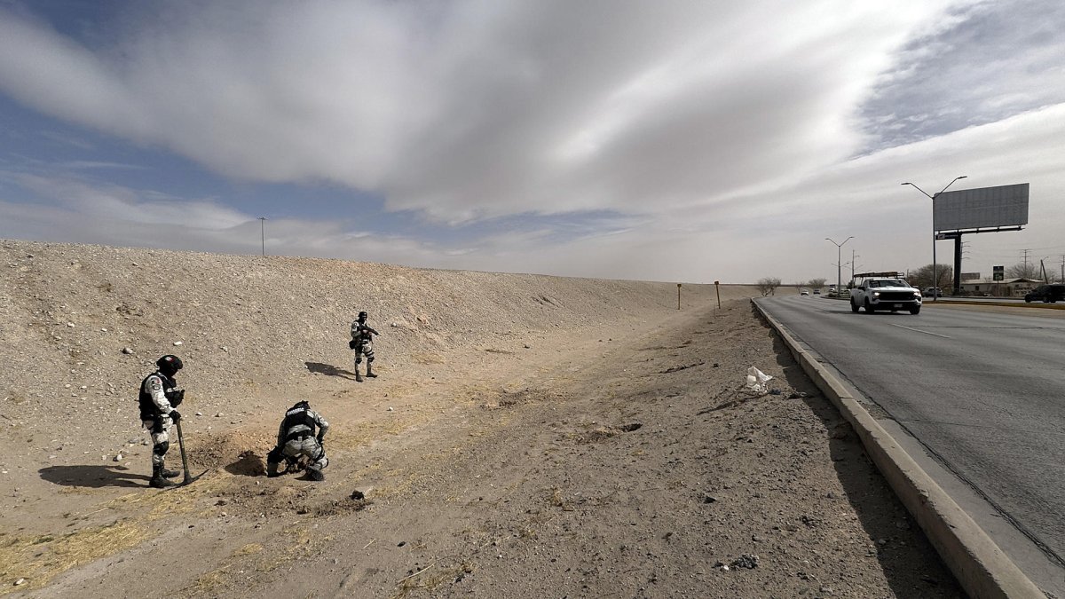 Elementos de la Guardia Nacional (GN), realizan un operativo de búsqueda de un segundo túnel en las cercanías del Río Bravo este miércoles, en Ciudad Juárez en Chihuahua (México).