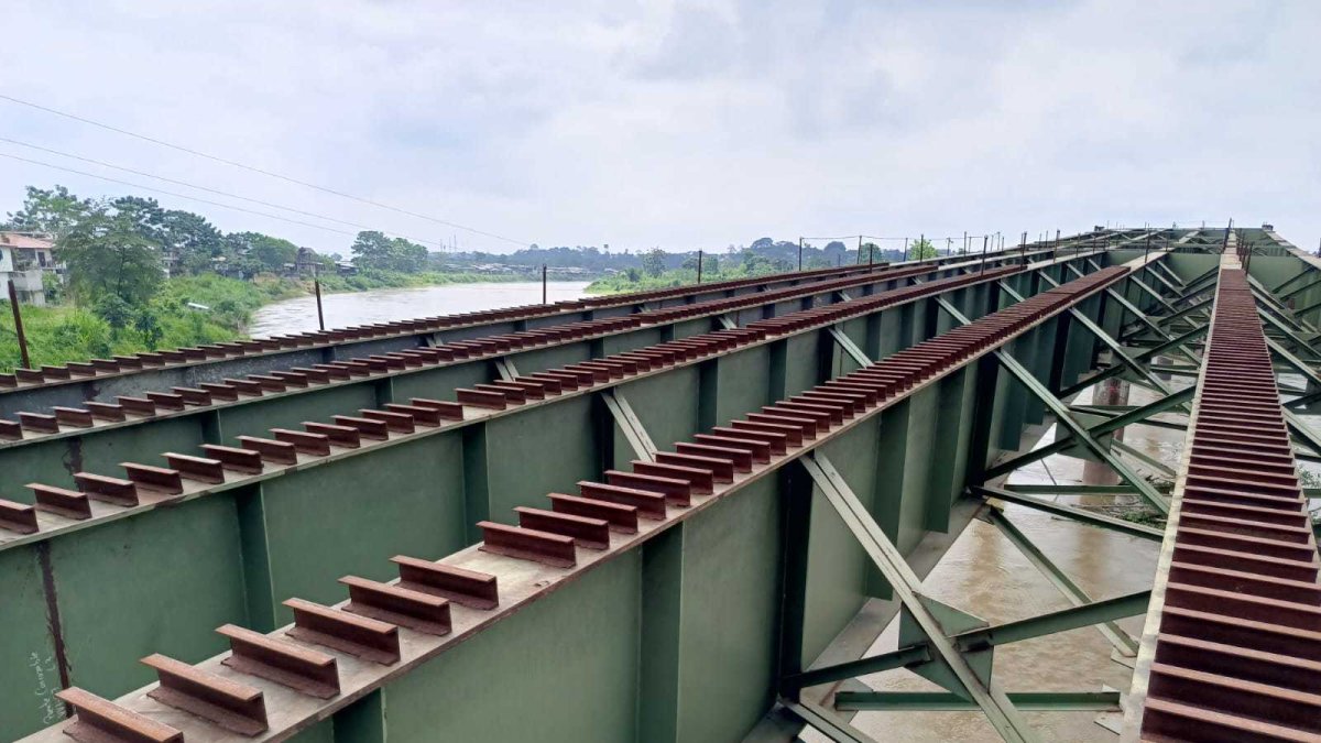 Situación. El puente está cubierto de óxido y sin terminar. Esta problemática genera debates en la ciudadanía.