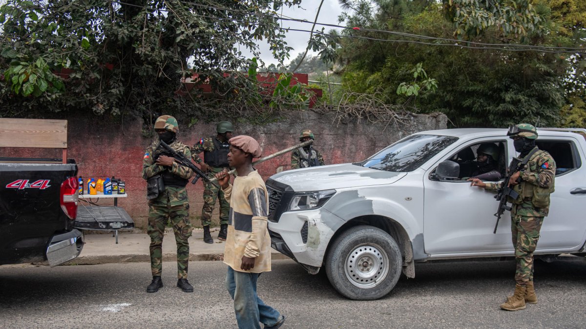 Soldados haitianos que vigilan una comuna en Kenscoff (Haití).