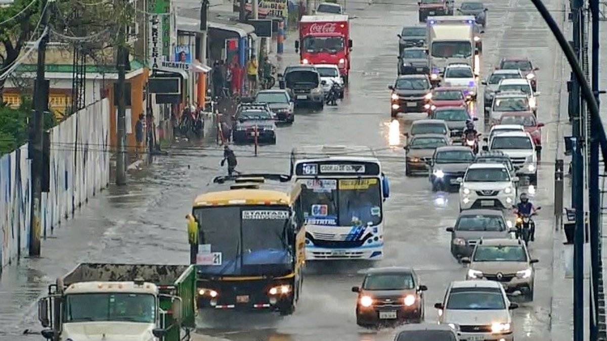 Escenario. Así lucieron algunas calles de la ciudad la tarde de este jueves 13.