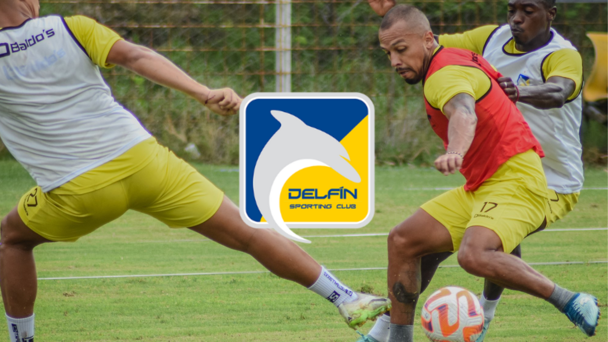 Édison Vega maneja la pelota en un entrenamiento del equipo cetáceo.