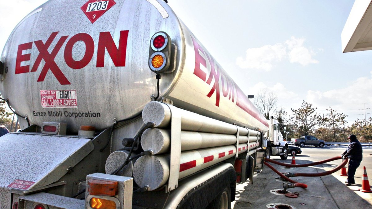 Uno de los carros tanques que transporta el combustible de ExxonMobil.