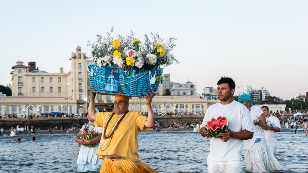 Personas rinden tributo a la