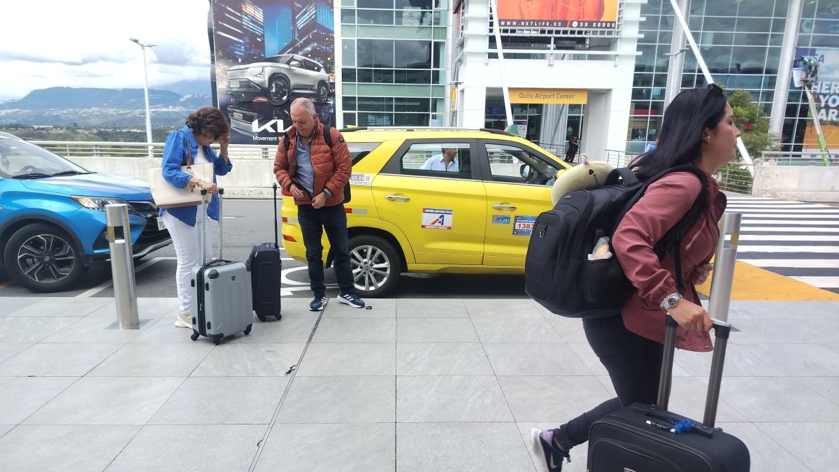 Viajeros se quejan por los altos valores que representan la movilización desde y hacia el aeropuerto.