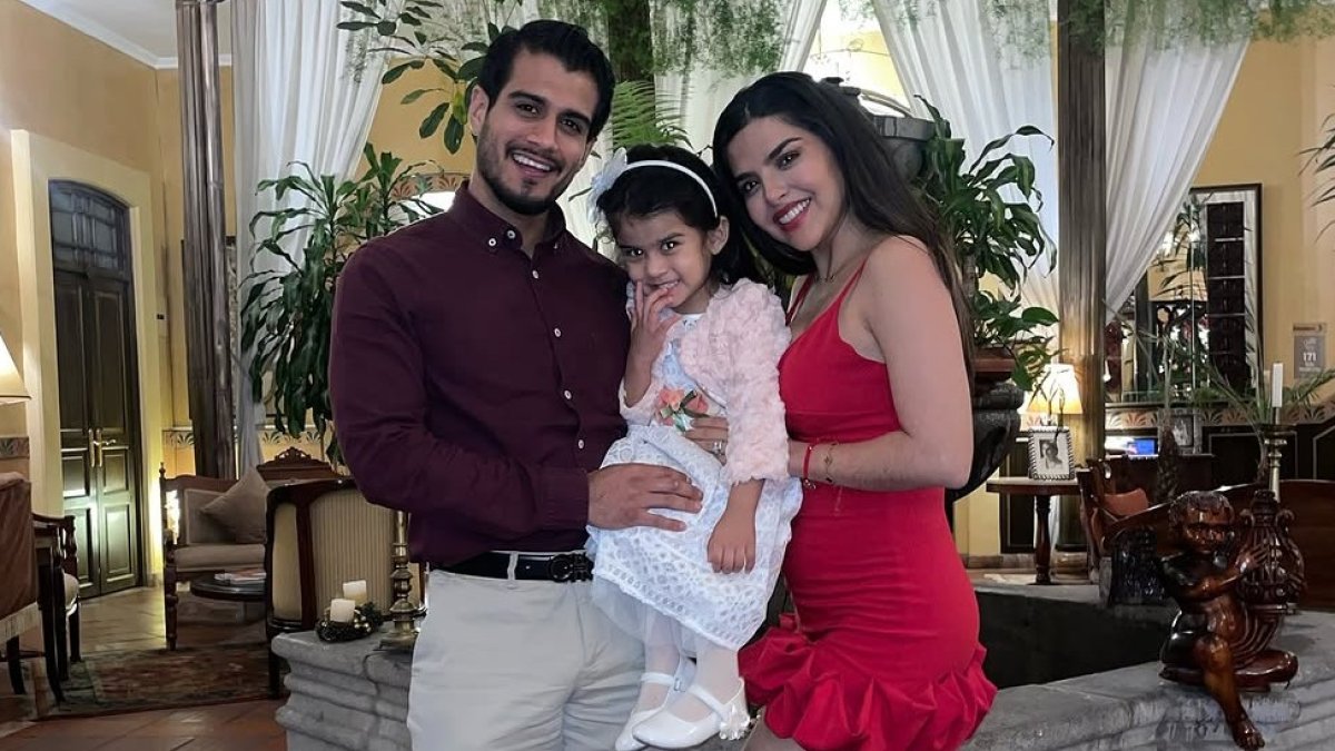 Emma con su esposo e hija.