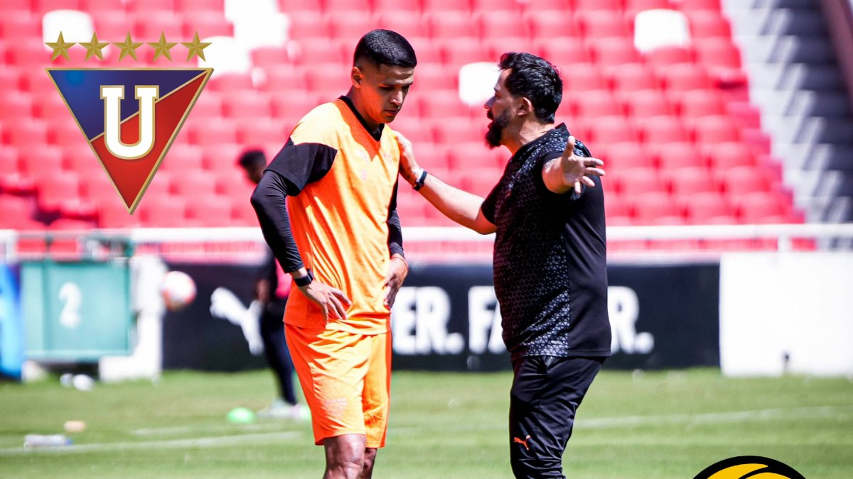 El delantero Álex Arce y el DT Pablo Sánchez durante una práctica de los albos.