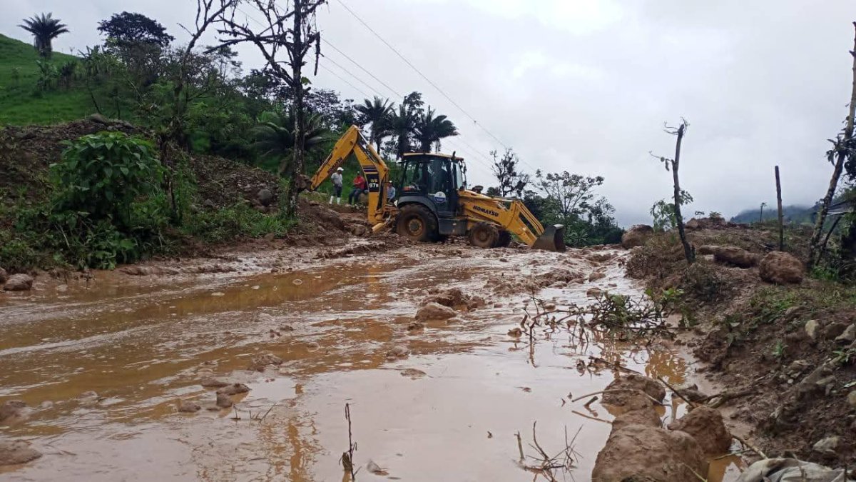 Con maquinaria de la prefectura se tratan de abrir las vías afectadas.