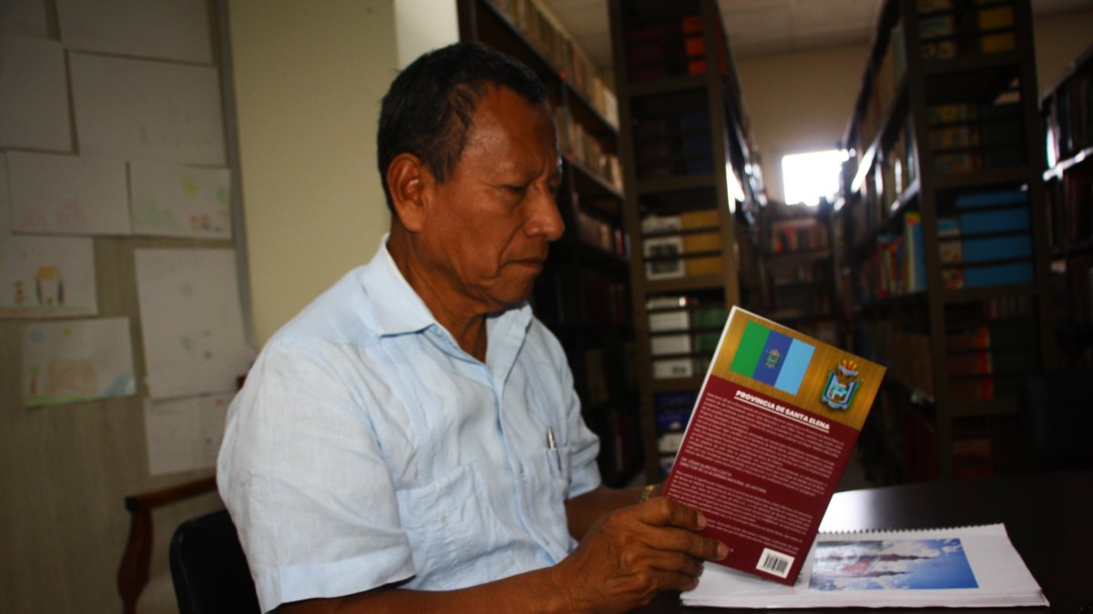 El escritor José Villón Torres, en la investigación para su nuevo libro de consulta sobre los hechos históricos de Santa Elena.