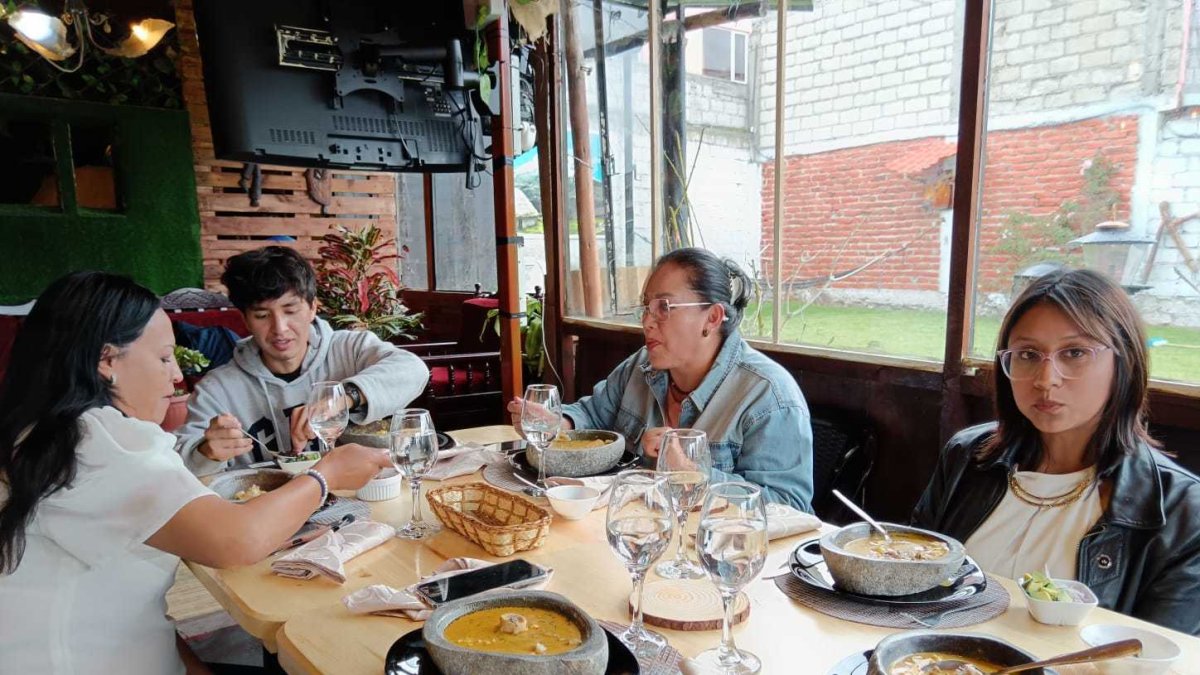 Sabores de antaño. La comida típica se sirve en bateas de aliso, evocando la tradición.