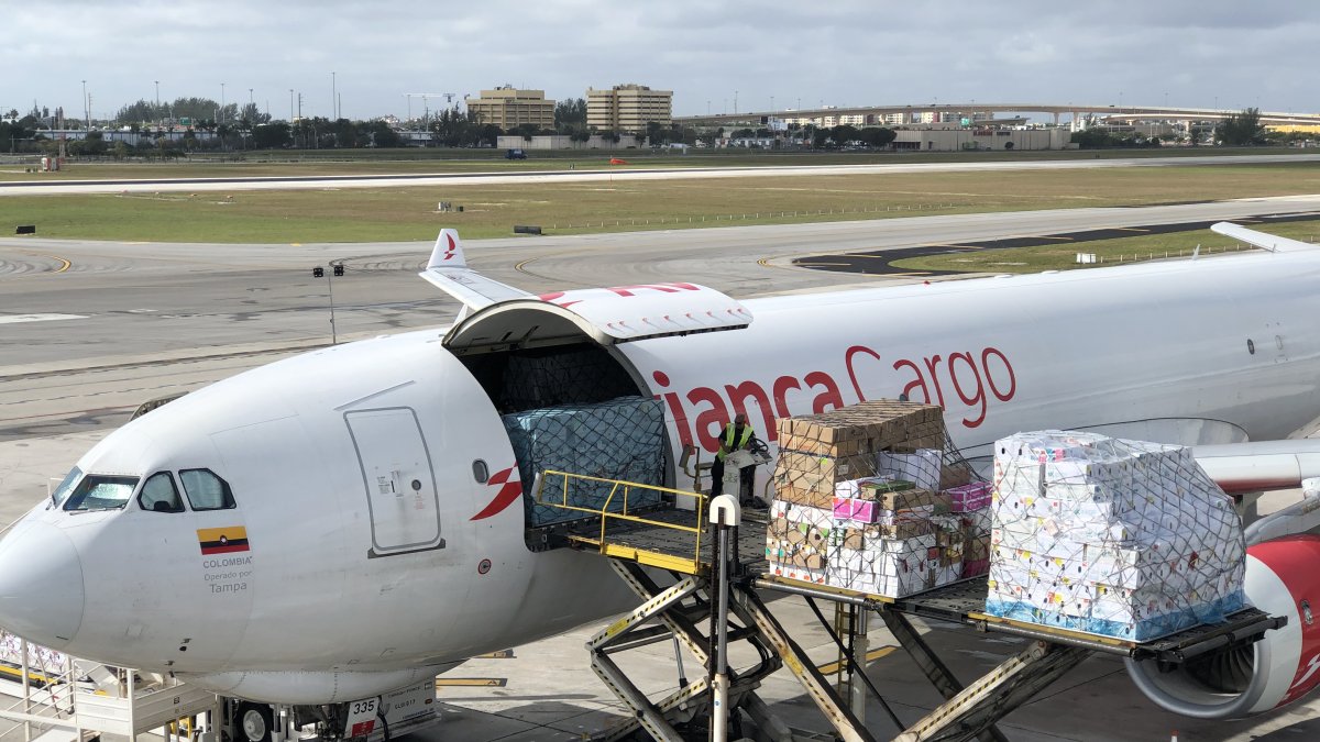 Fotografía cedida por el Aeropuerto Internacional de Miami de cajas de flores importadas siendo descargadas de un avión en la zona de carga del aeropuerto. 