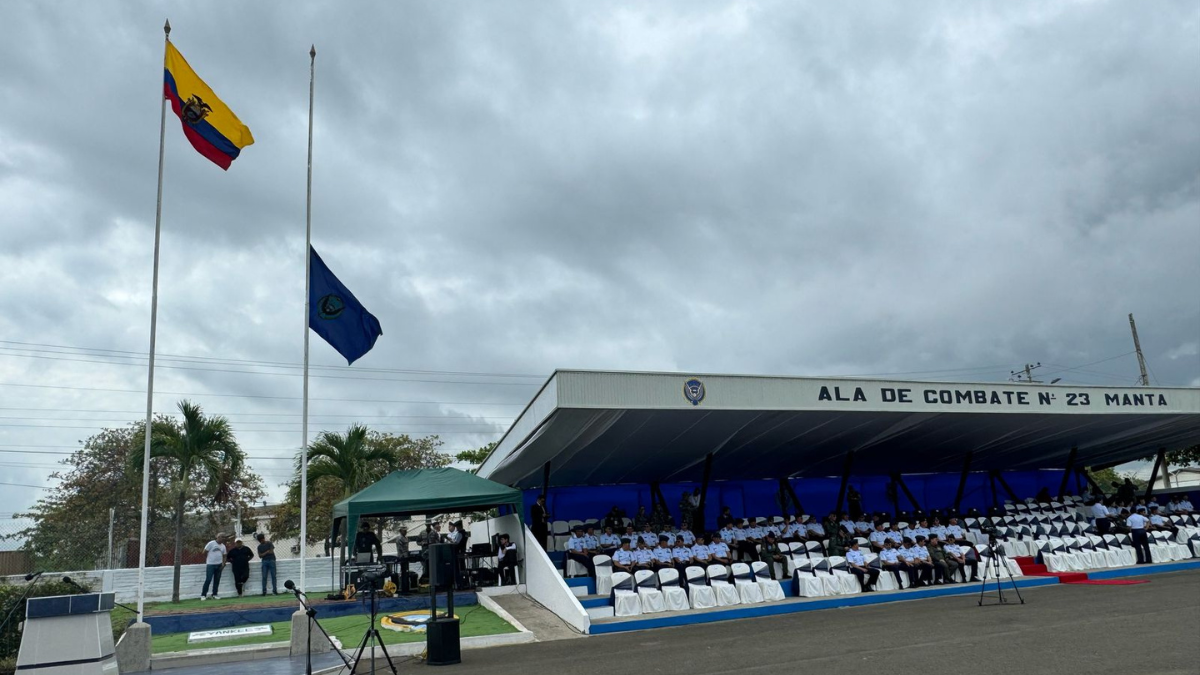 La bandera de la FAE luce a media asta en el Ala de Combate #23 de Manabí