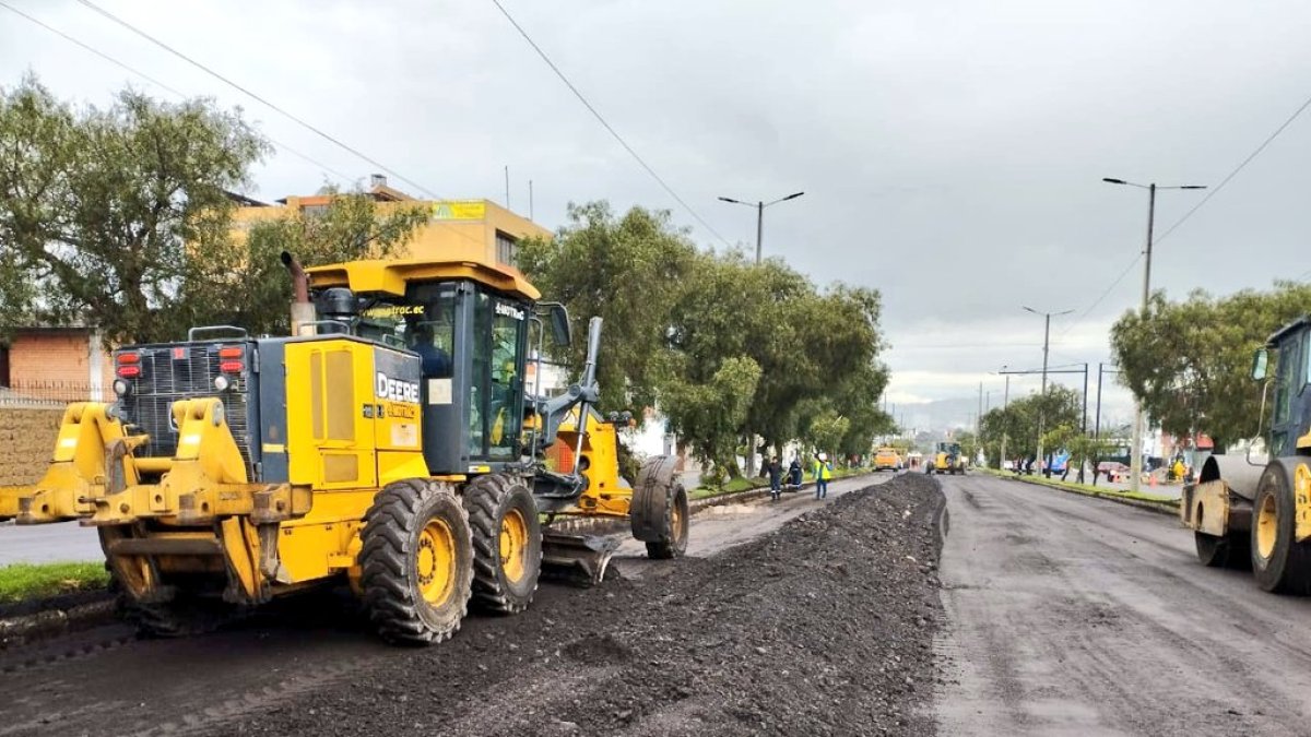 Los trabajos avanzan en los carriles centrales de la av. Galo Plaza Lasso.