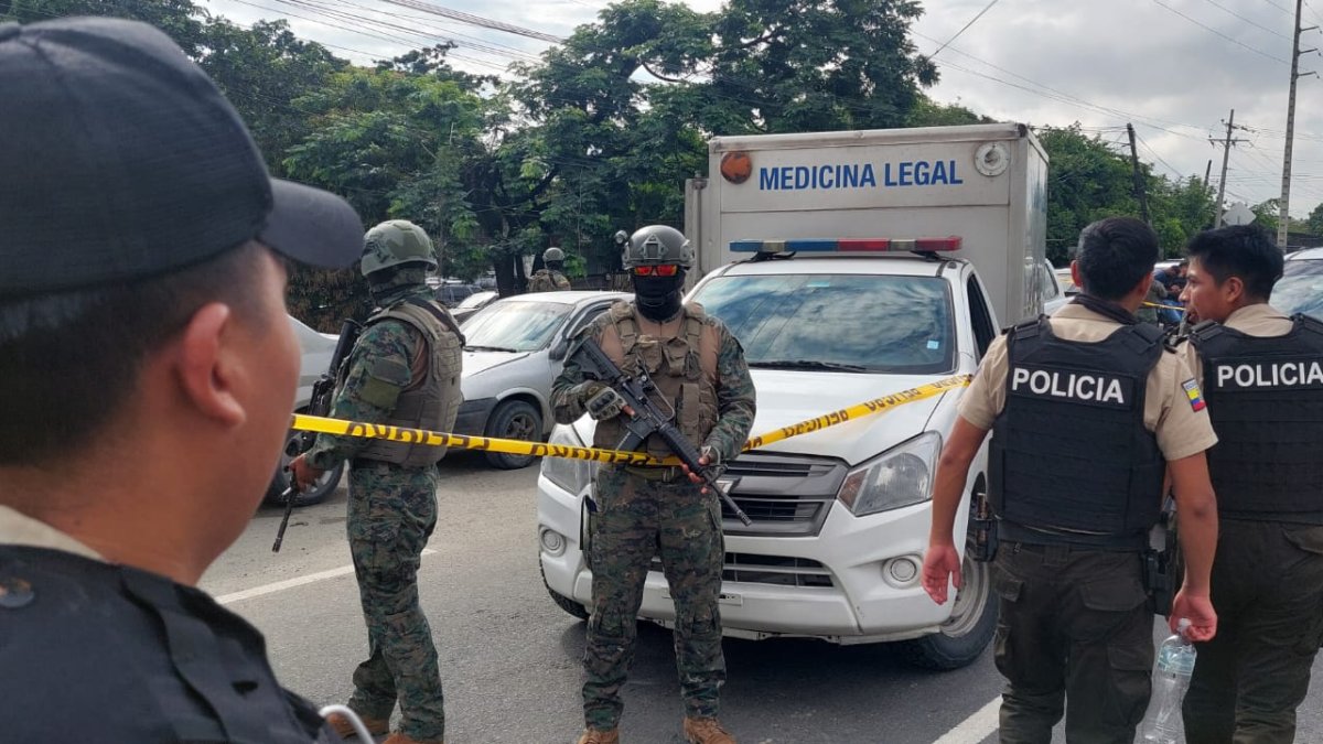 Instante en el que las autoridades confirmaron que la víctima era el  teniente coronel Porfirio Cedeño Cedeño.