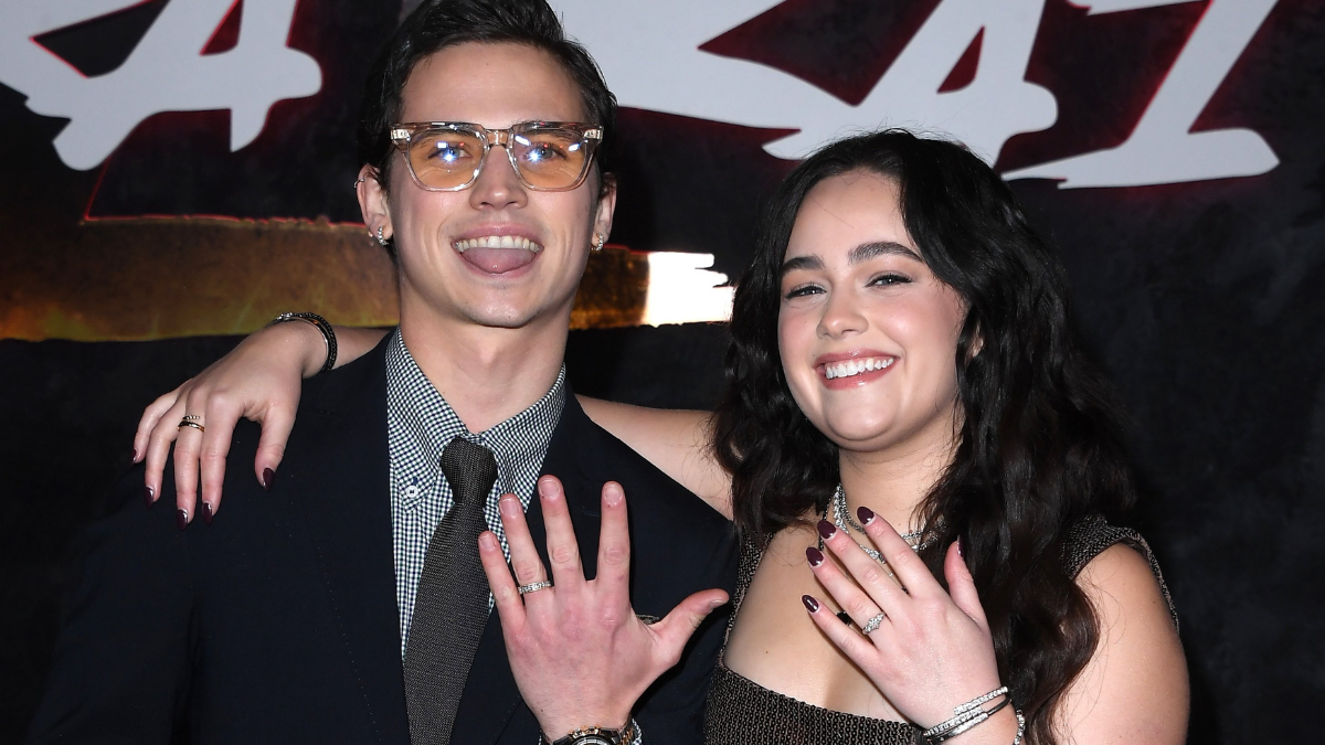 Tanner Buchanan y Mary Mouser mostraron sus anillos de compromiso en la premier de 'Cobra Kai'.