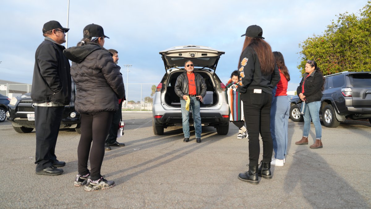 La llamada 'Patrulla comunitaria' recibiendo instrucciones antes de salir en un recorrido por los barrios de familias inmigrantes en San Diego, California (Estados Unidos). 